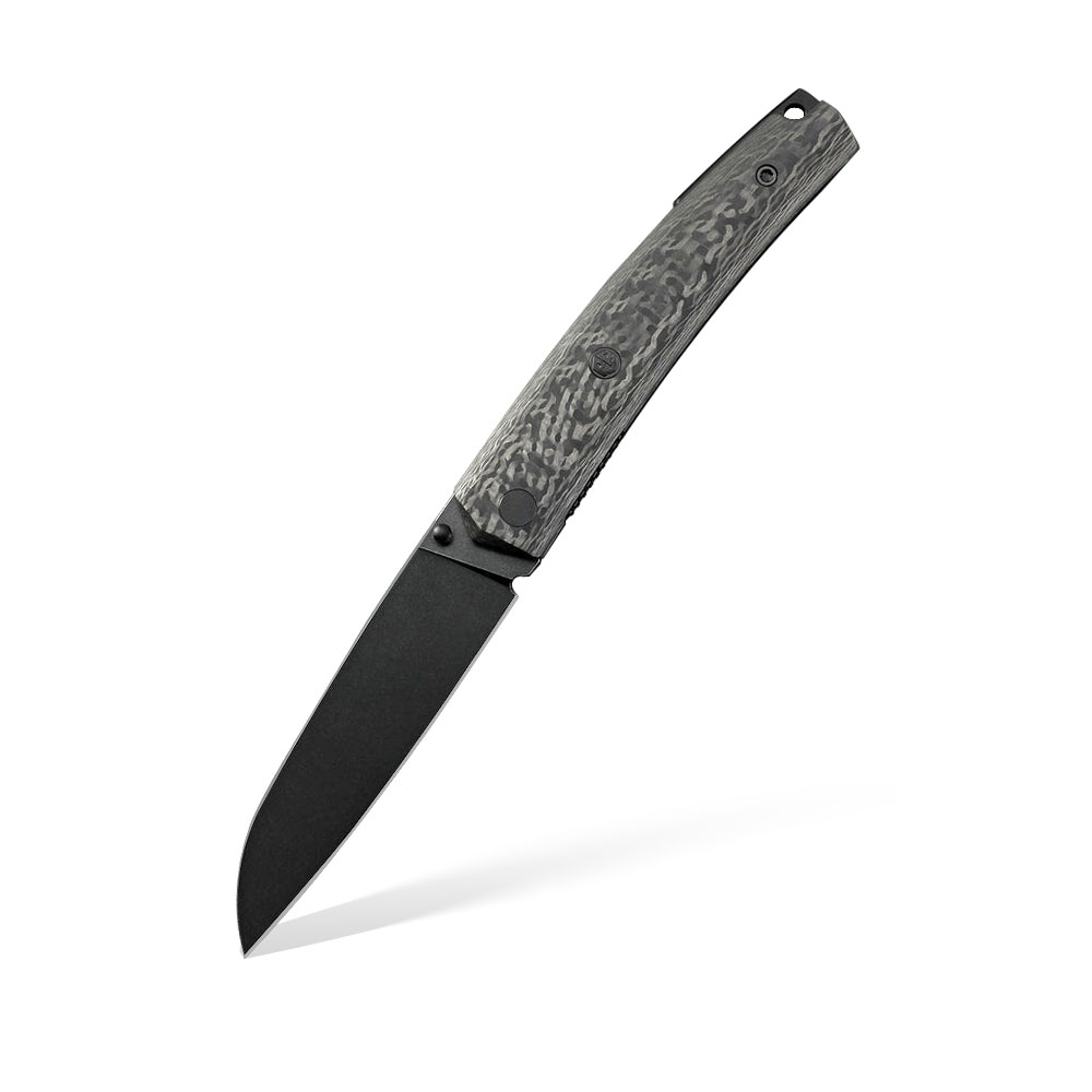 Petrified-Fish-PF-719-CDW-Patte-01.jpg Nóż Składany Petrified Fish Patte V2 PF719CDW Black Stonewashed 14C28N Carbon Fiber - obrazek 1
